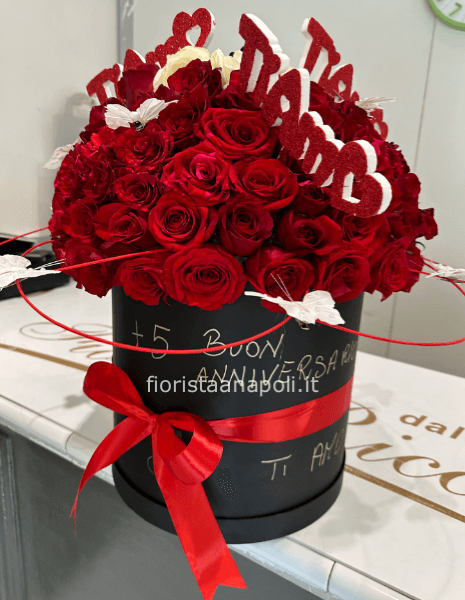 Composizione di rose rosse in scatola grande