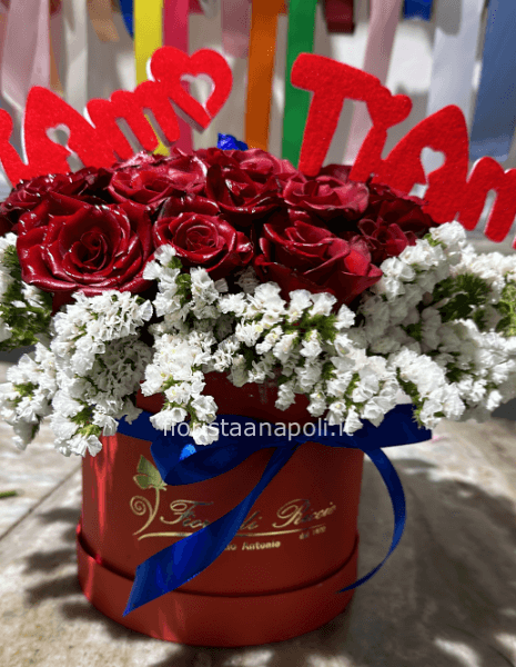 Composizione di rose rosse