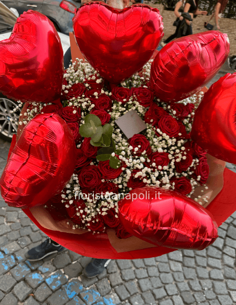Bouquet di rose rosse e palloncini a cuore